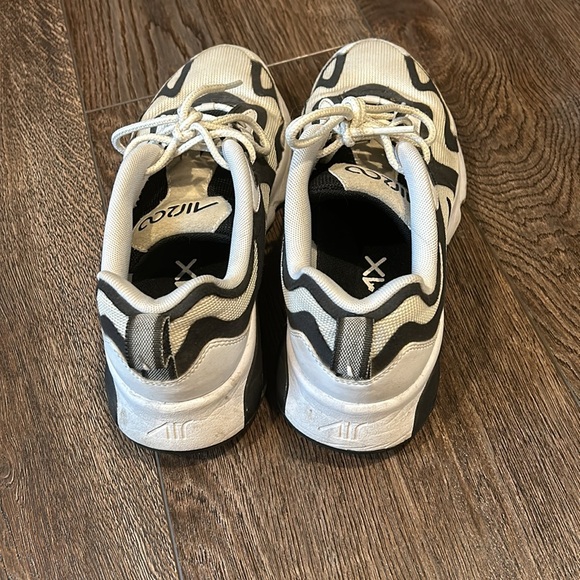 Women’s Nike running shoe - Picture 2 of 6